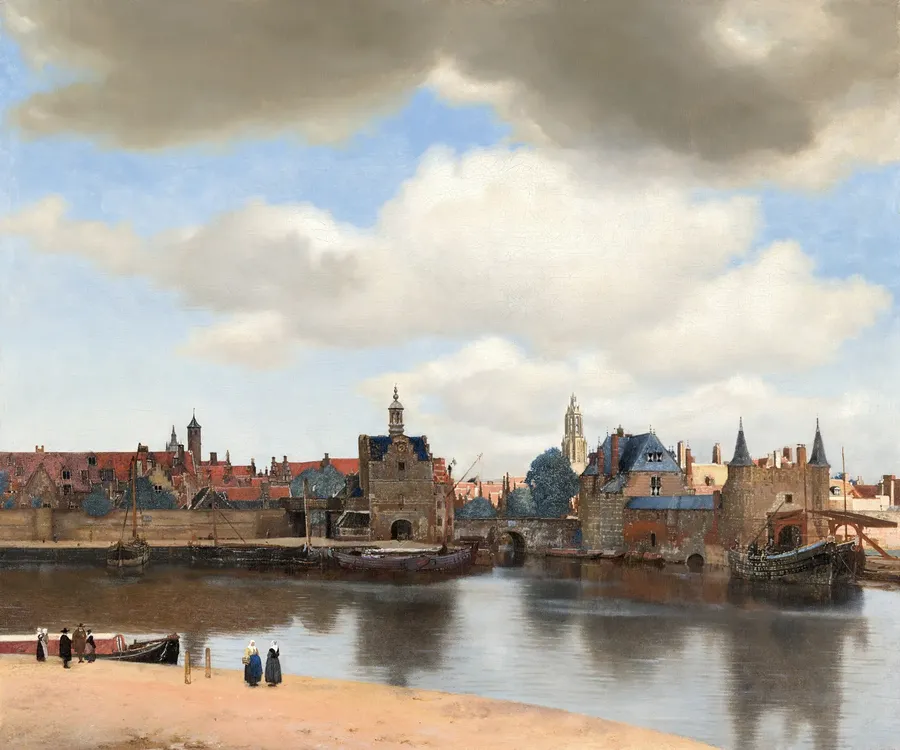 De stad aan de overkant van de Kolk onder een grote wolkenlucht, met links de Schiedamse Poort en rechts de Rotterdamse Poort, schepen aan de kade en enkele mensen op de oever vooraan.