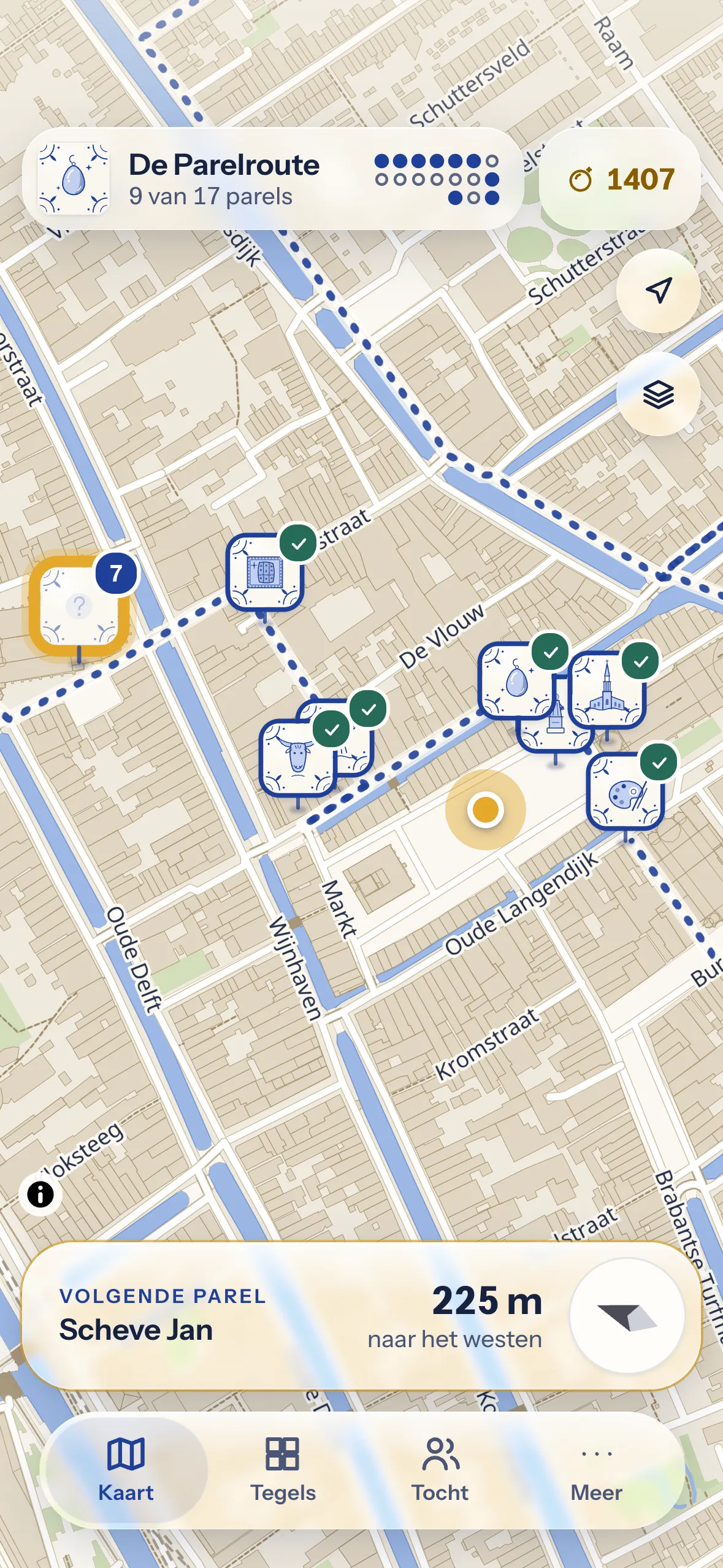 De app Parels van Delft: een kaart van de binnenstad met parels als spelden en onderin een kompas dat naar de volgende parel wijst.