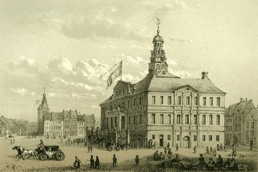 石版画:Markt(集市广场),正中是带塔楼和旗帜的市政厅;左边是一辆套着两匹马的马车和车夫,广场上有散步的人、市场里的妇女和孩子,左后方,房屋后面露出 Sint-Matthiaskerk(圣马蒂亚教堂)的塔楼。