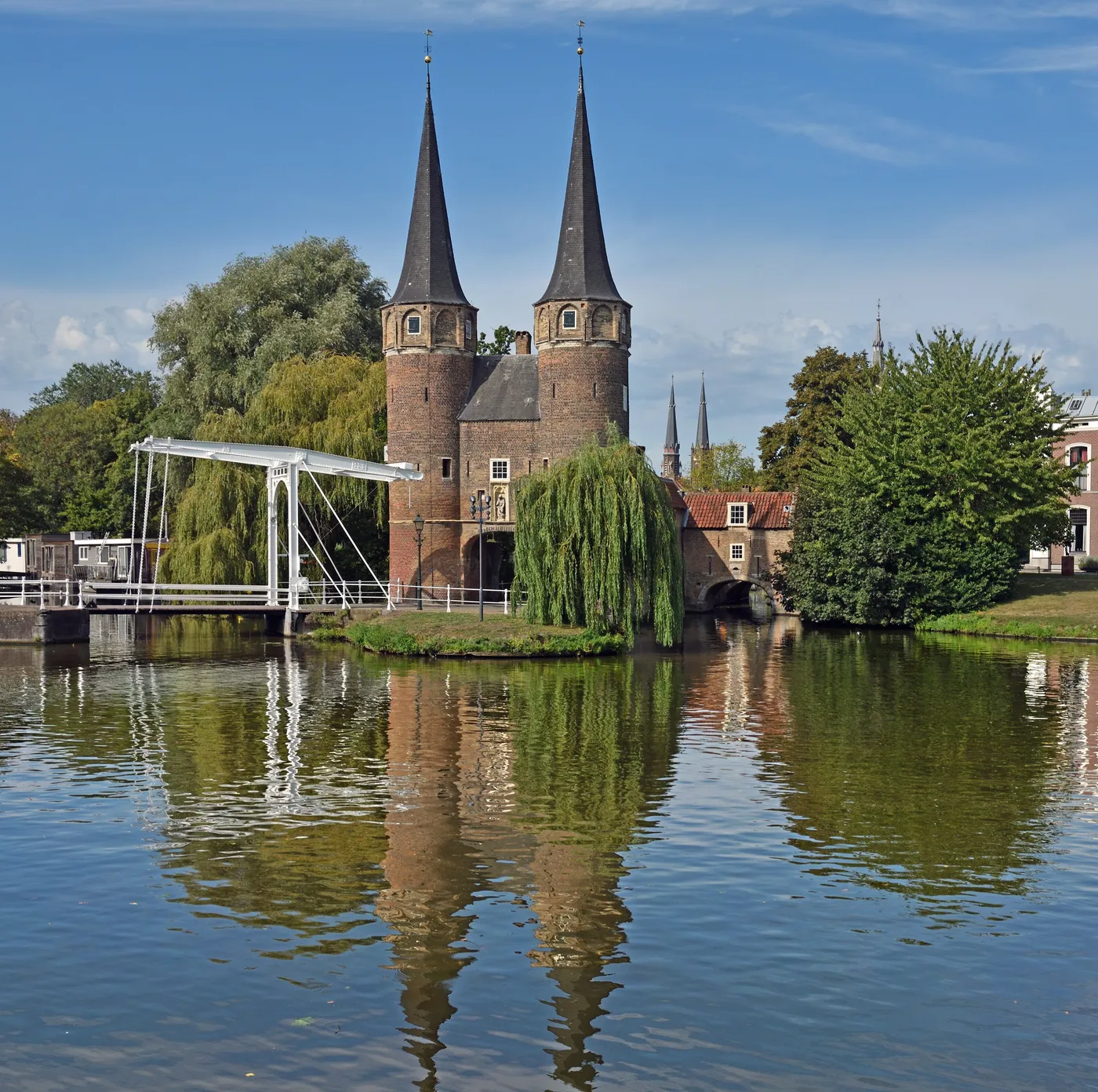 L’Oostpoort con il suo ponte levatoio, riflessa nell’acqua, oggi.