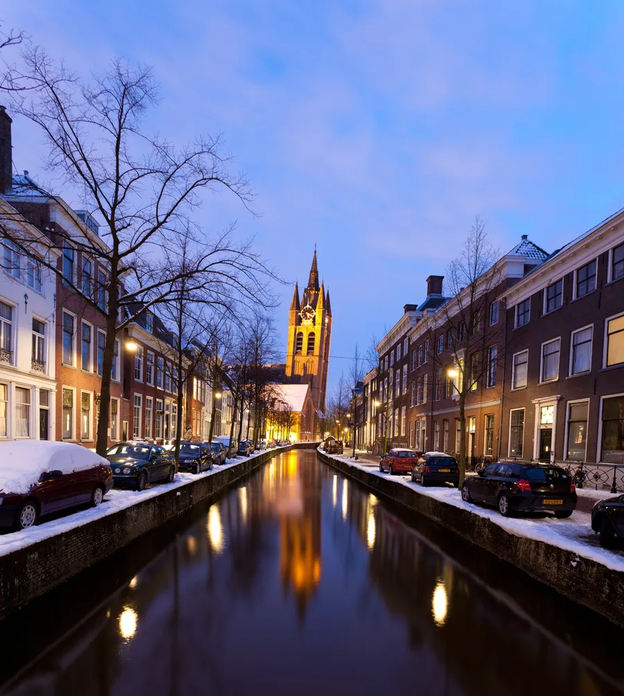 De Oude Delft in de sneeuw, bij blauw uur.