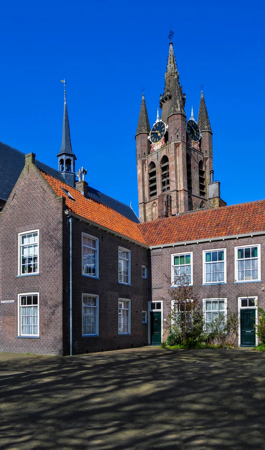 De scheve toren van de Oude Kerk, vanaf het Agathaplein.