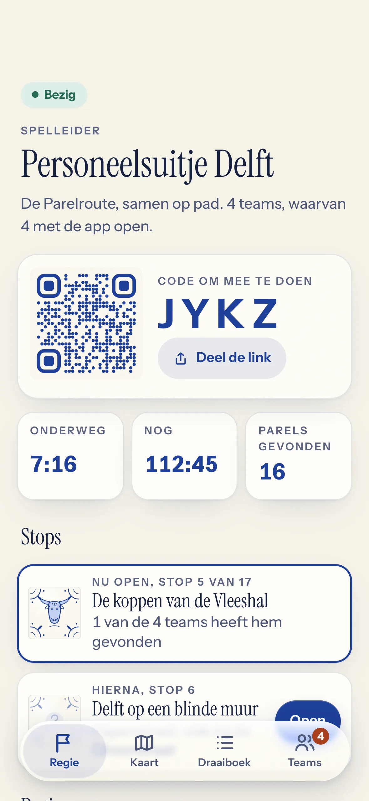 De regie van de spelleider: stops openen, quizvragen stellen en teams volgen.
