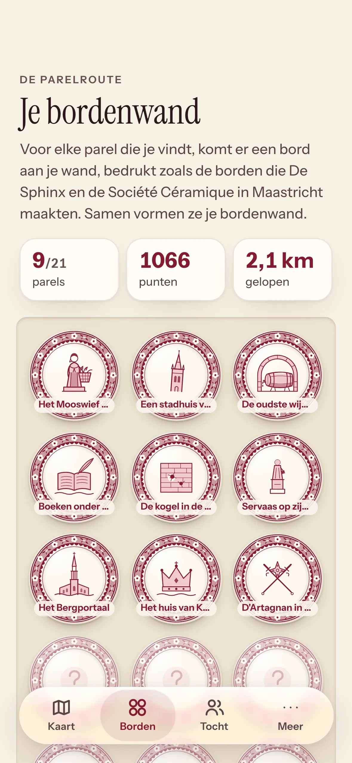 De bordenwand in de app: negen borden met een rode rand, elk met het motief van een gevonden parel, en lege borden met een vraagteken.