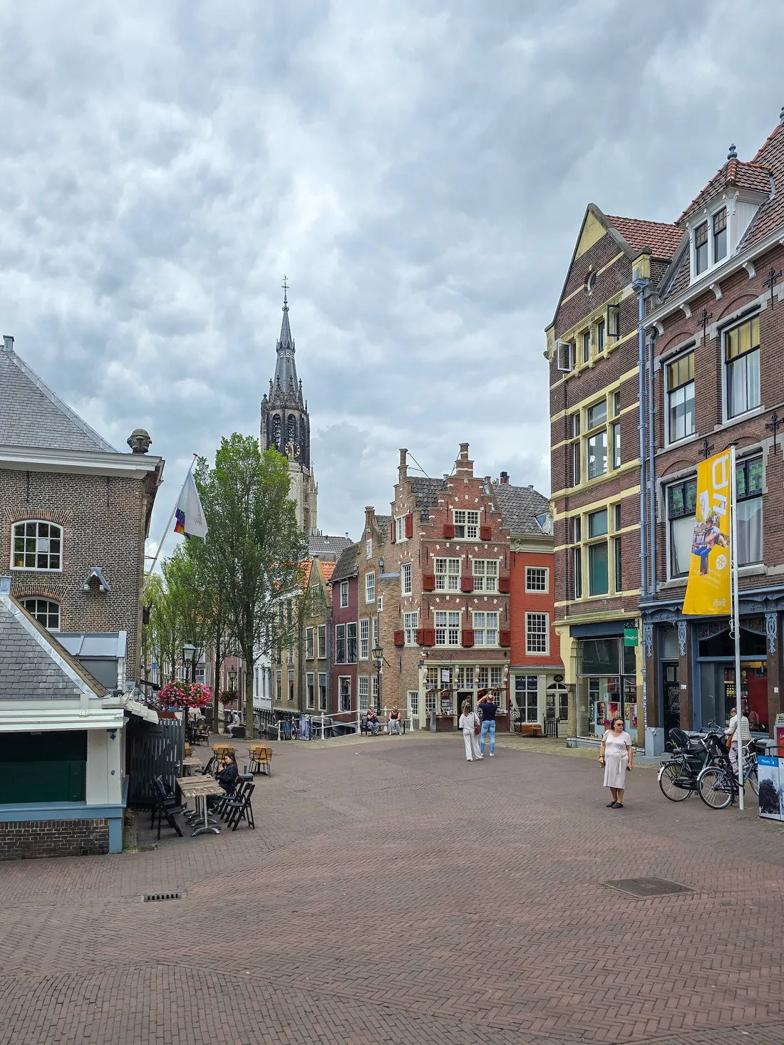 De Vismarkt met de toren van de Nieuwe Kerk, nu.